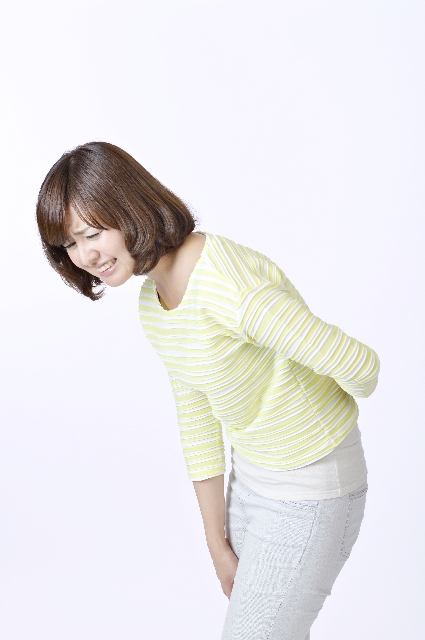 腰痛の女性の画像