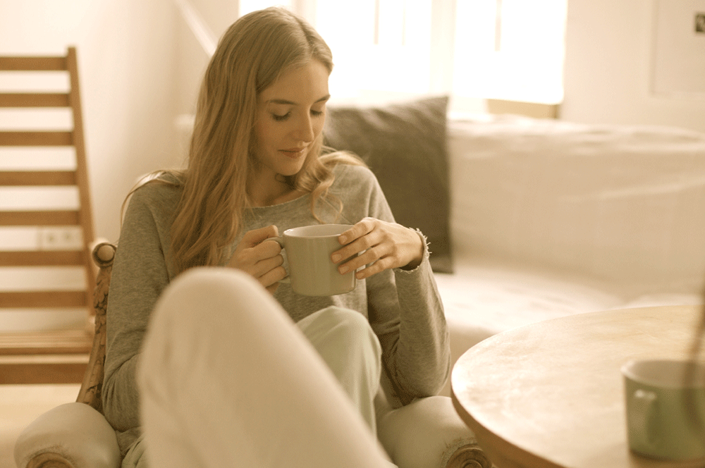 お茶を飲む女性の画像