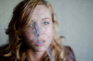 喫煙女性の画像
